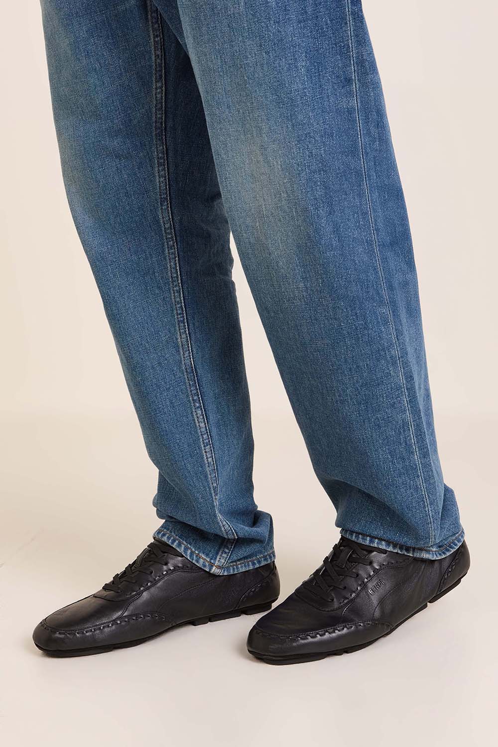 תמונת כל הלוק של נעלי סניקרס פנדי פיט